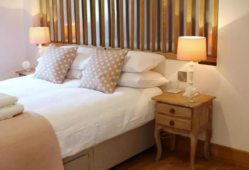 Majatalo Hedges House