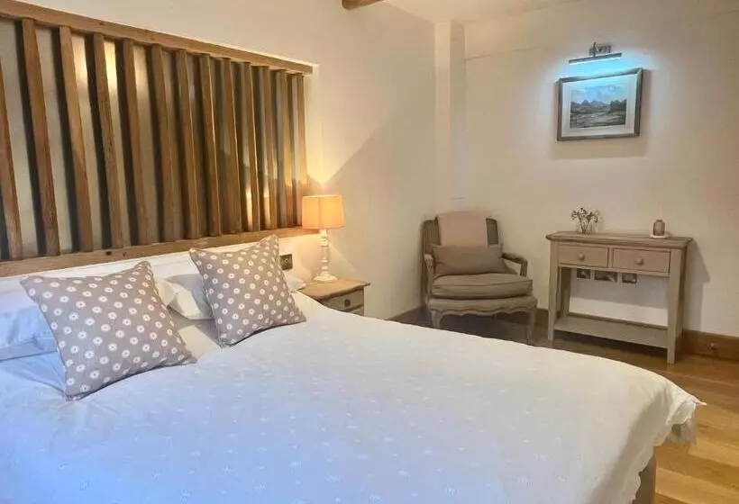 Majatalo Hedges House