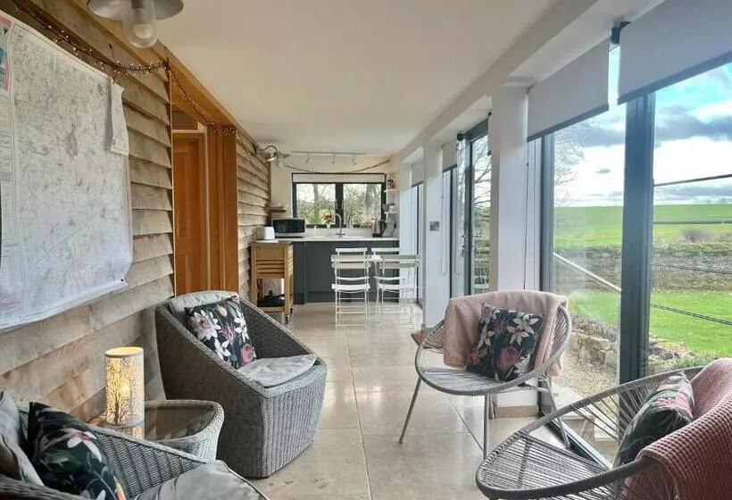 Majatalo Hedges House