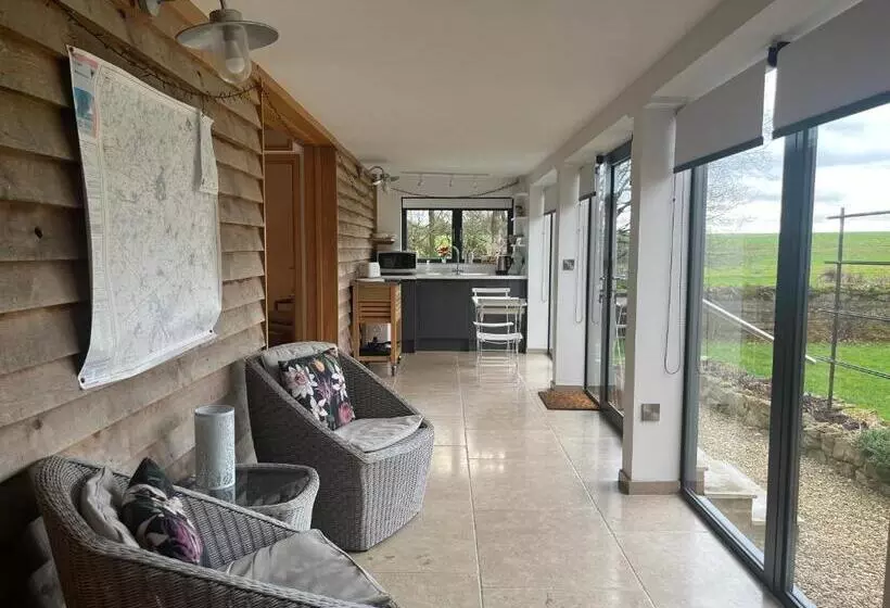 Majatalo Hedges House