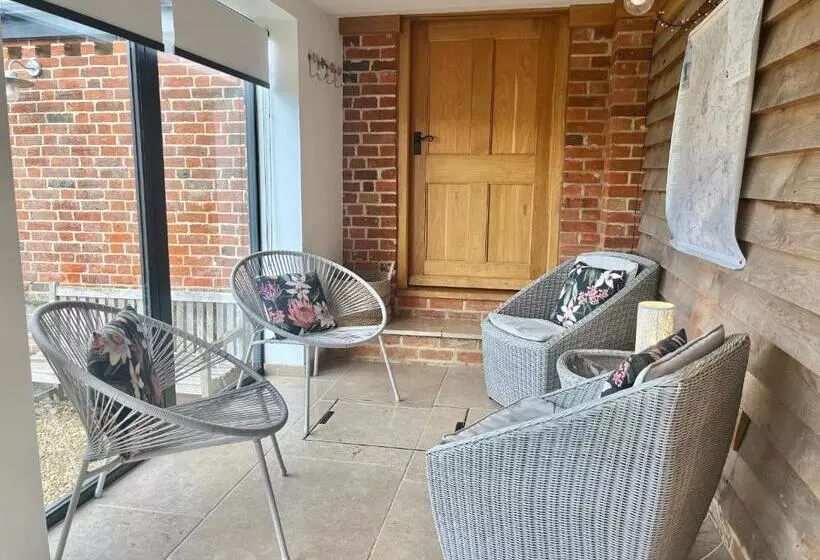 Majatalo Hedges House