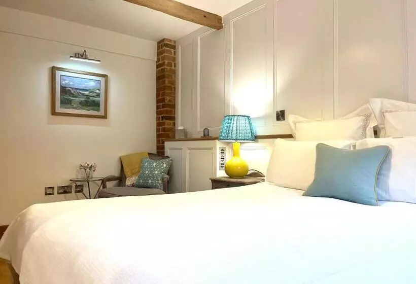 Majatalo Hedges House