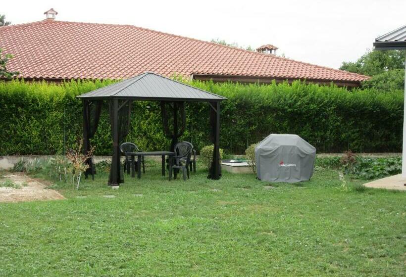 פנסיון Karia Apartments