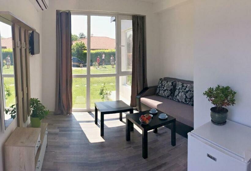 פנסיון Karia Apartments