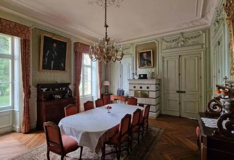 ベッドアンドブレックファースト Château De Montpatey