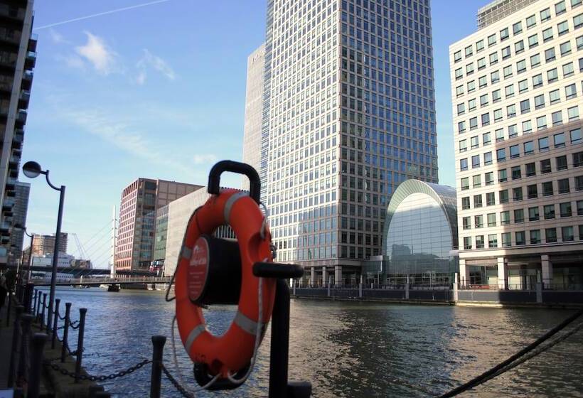 Canary Wharf   Corporate Riverside Apartments