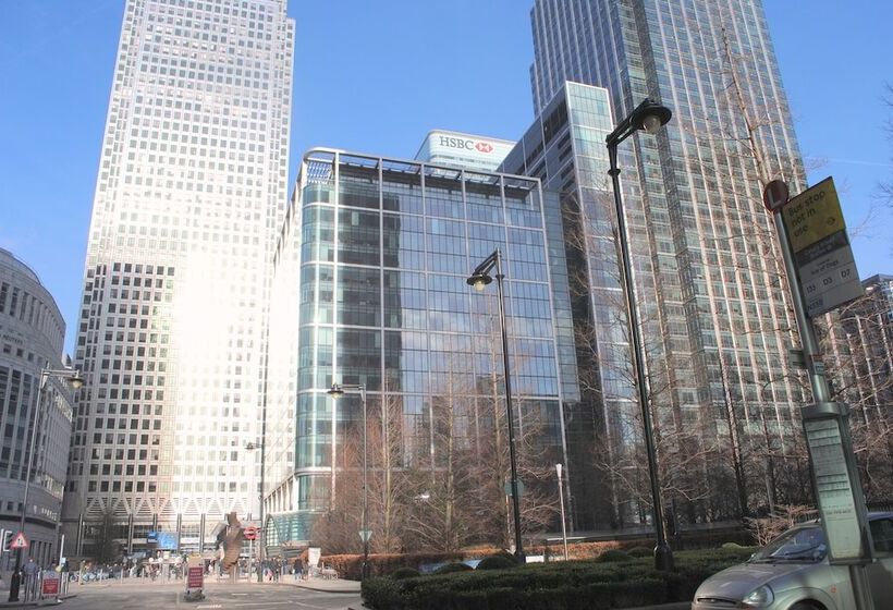 Canary Wharf   Corporate Riverside Apartments