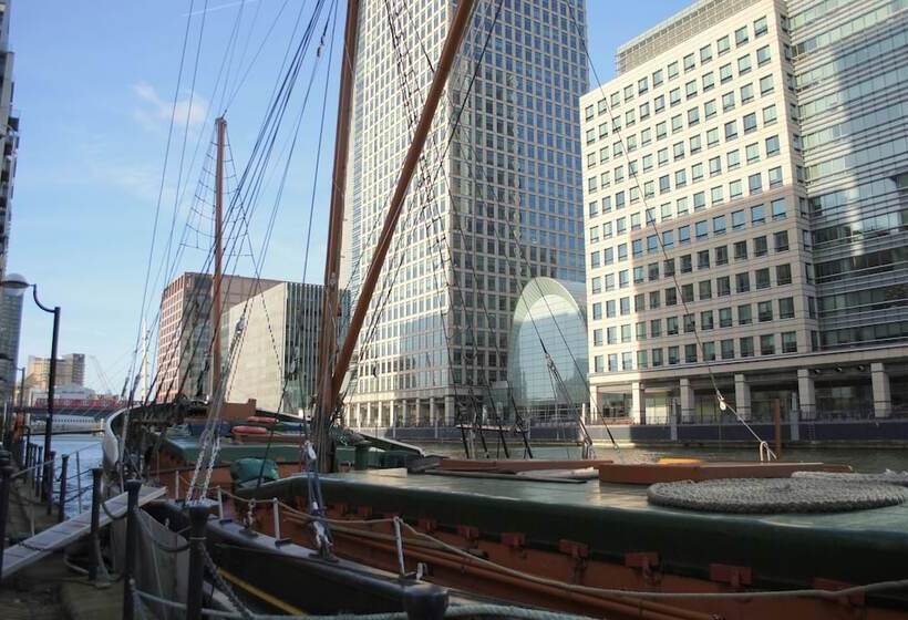 Canary Wharf   Corporate Riverside Apartments