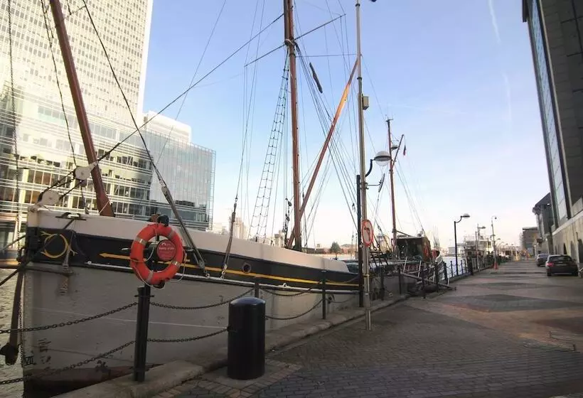 Canary Wharf   Corporate Riverside Apartments