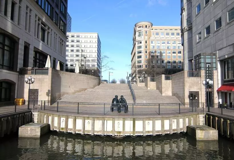 Canary Wharf   Corporate Riverside Apartments