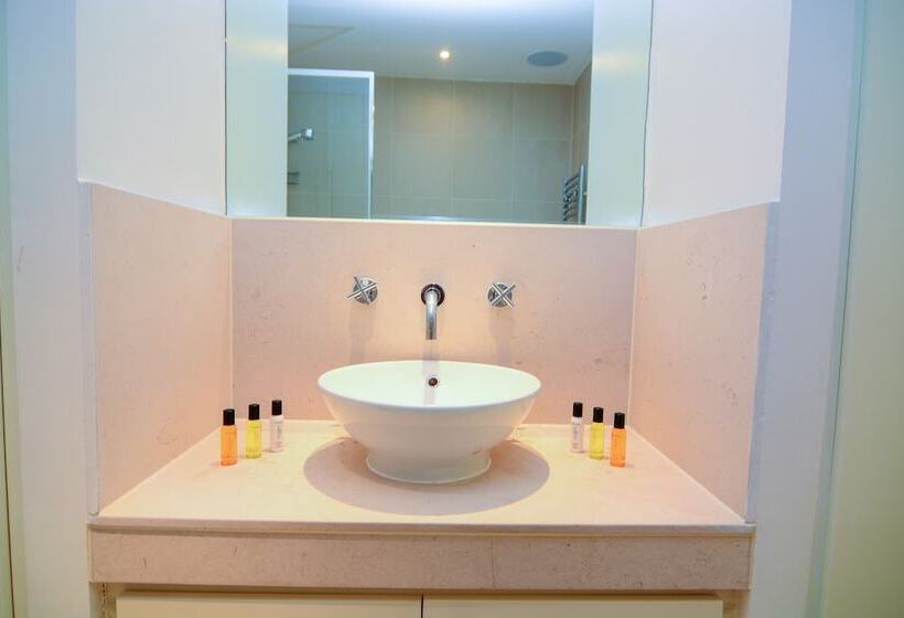 Canary Wharf   Corporate Riverside Apartments