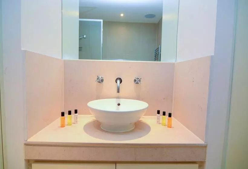 Canary Wharf   Corporate Riverside Apartments