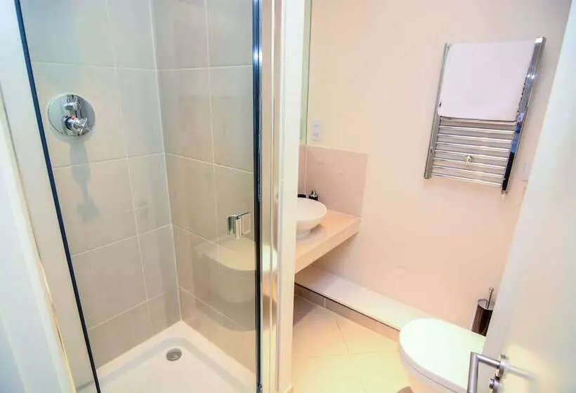 Canary Wharf   Corporate Riverside Apartments