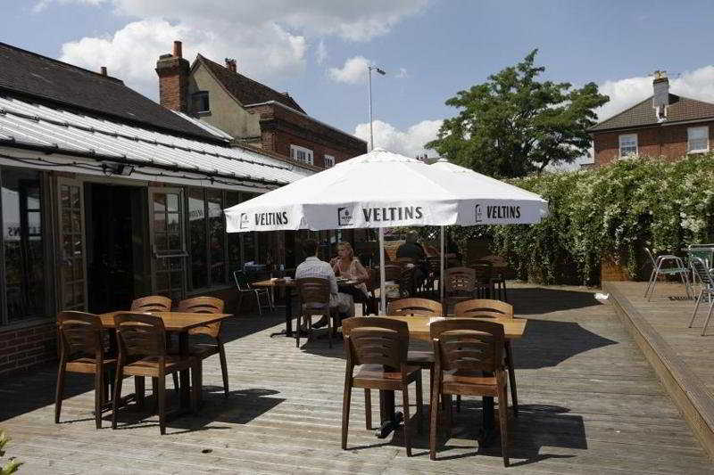 Отель Cobham Lodge