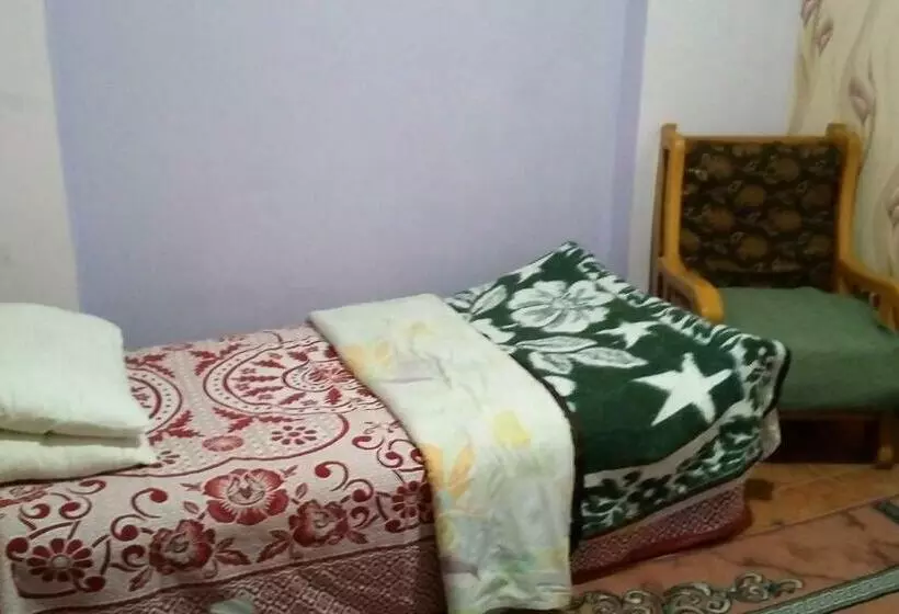 پانسیون Zahrate Elfirdaos Rooms غرف للرجال فقط