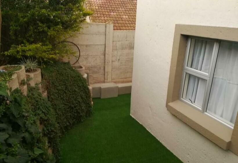 פנסיון 24b Kruger Cottage