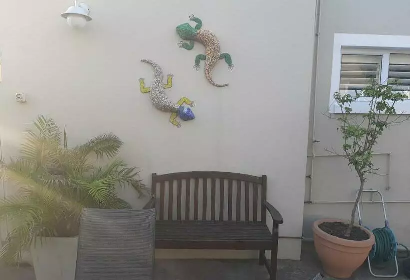 تختخواب و صبحانه Urban Manor