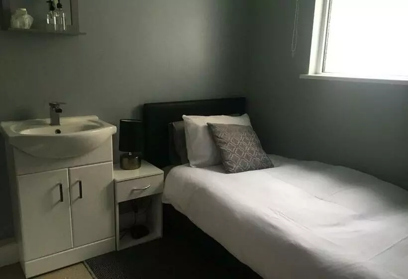 ペンション The Woodszz Guest House