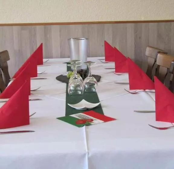 Hotelli Unter Den Kastanien