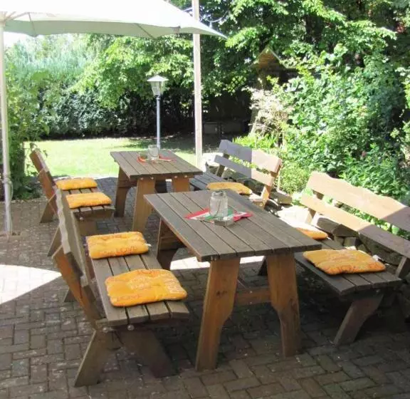 Hotelli Unter Den Kastanien