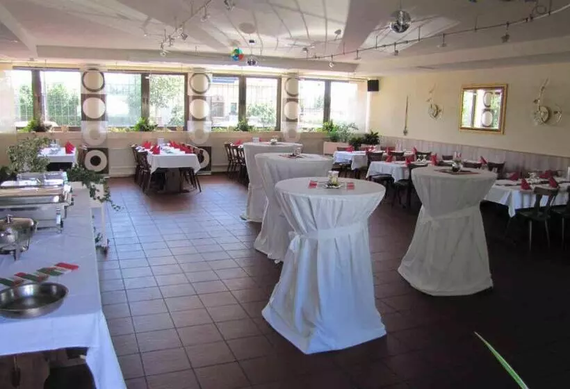 Hotelli Unter Den Kastanien