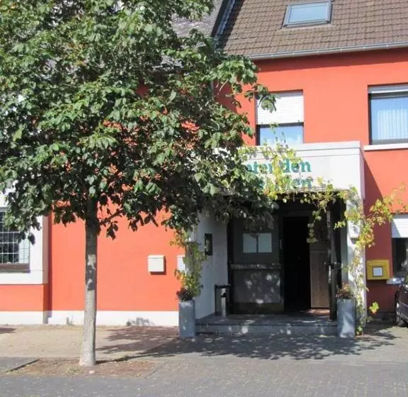 Hotelli Unter Den Kastanien