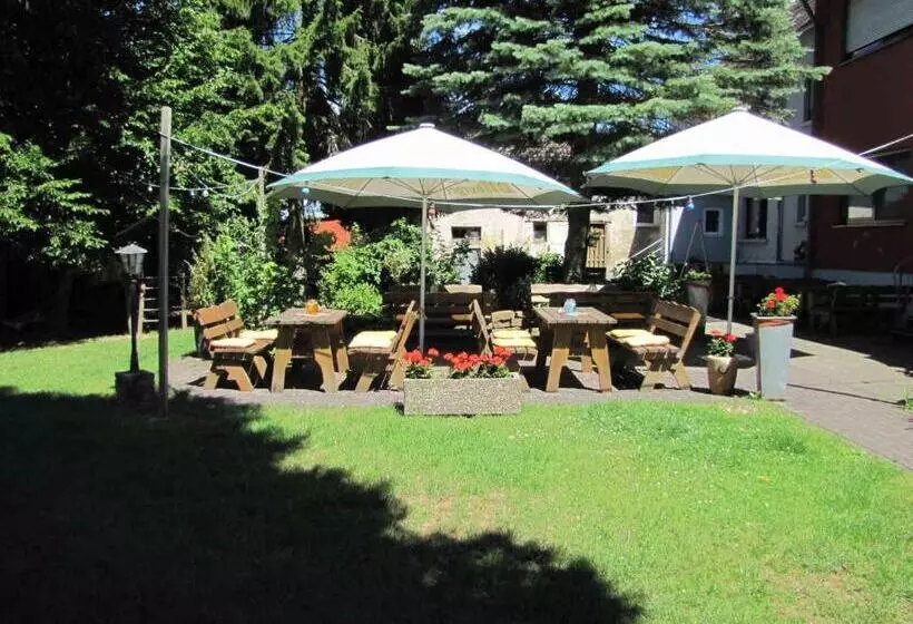 Hotelli Unter Den Kastanien