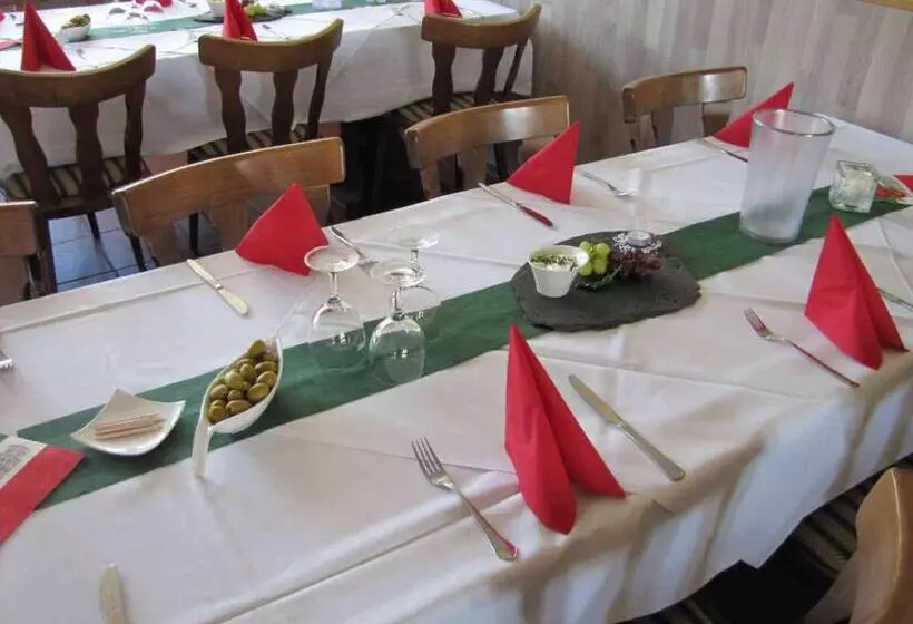 Hotelli Unter Den Kastanien