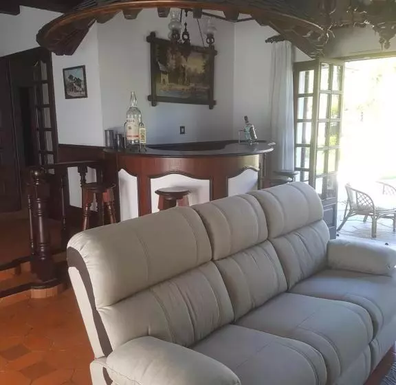 تختخواب و صبحانه Cargal Leiria