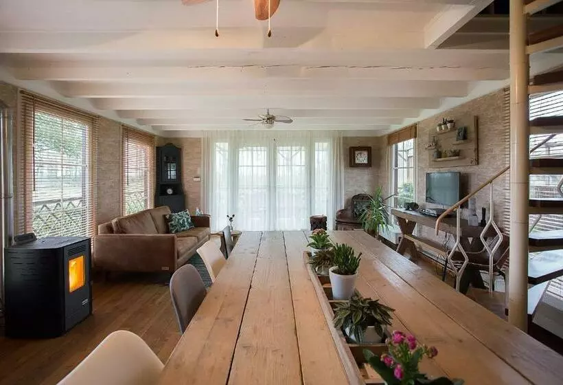 Aamiaismajoitus (B&B) Ons Tuinhuis