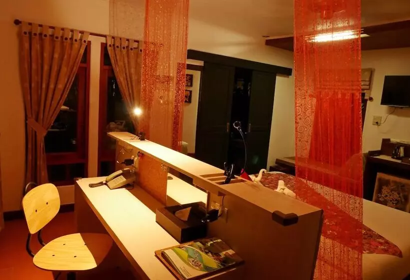 فندق Bangtao Beach Chalet Resort