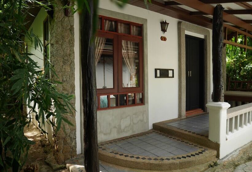 فندق Bangtao Beach Chalet Resort