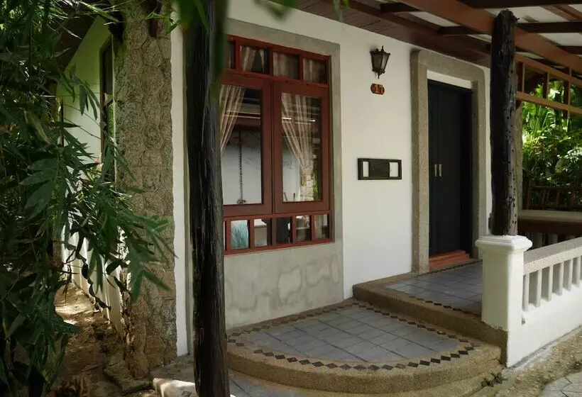 فندق Bangtao Beach Chalet Resort