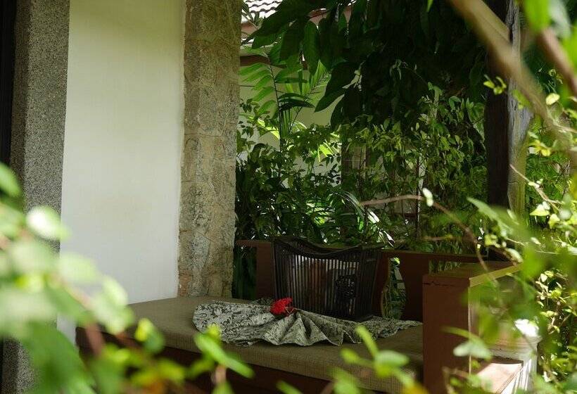 فندق Bangtao Beach Chalet Resort