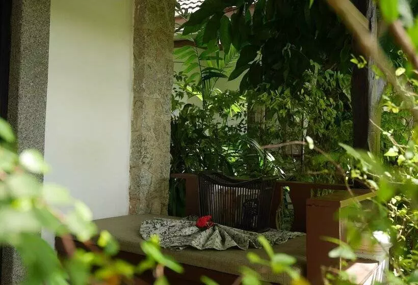 فندق Bangtao Beach Chalet Resort