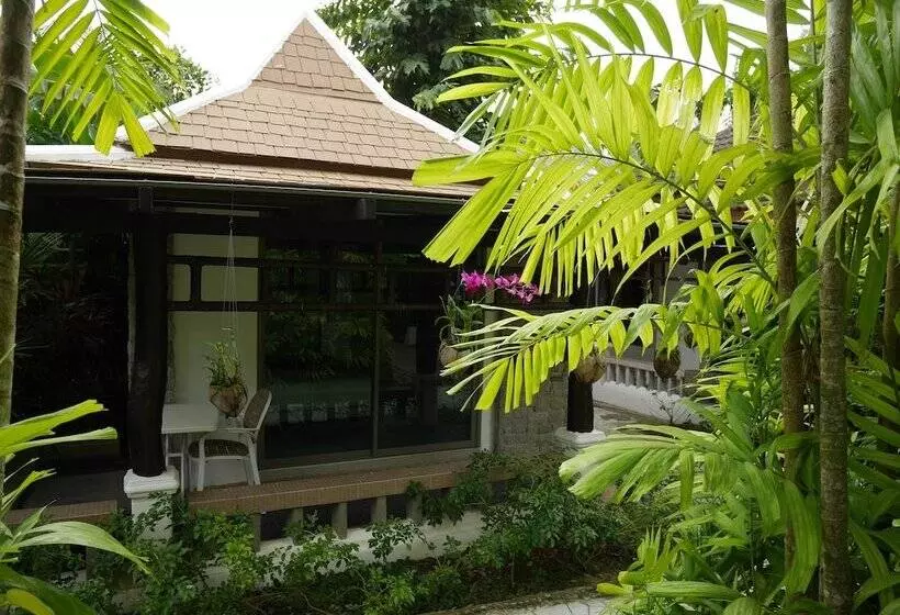 فندق Bangtao Beach Chalet Resort