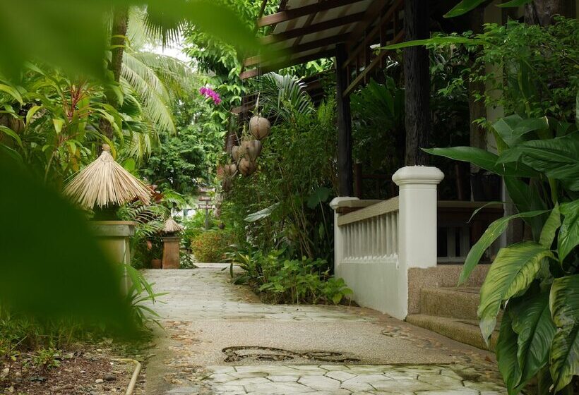 فندق Bangtao Beach Chalet Resort