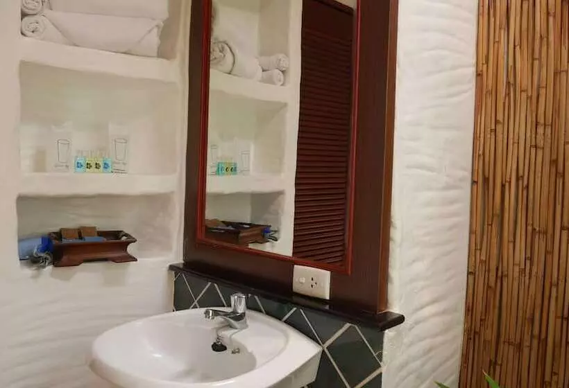 فندق Bangtao Beach Chalet Resort