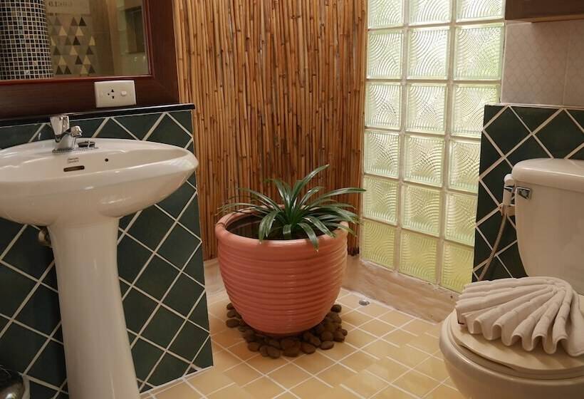 فندق Bangtao Beach Chalet Resort