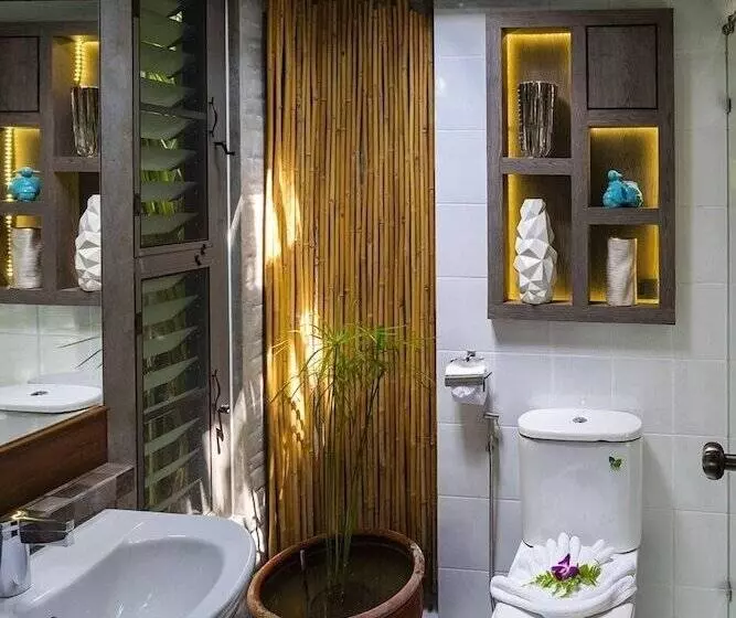 فندق Bangtao Beach Chalet Resort