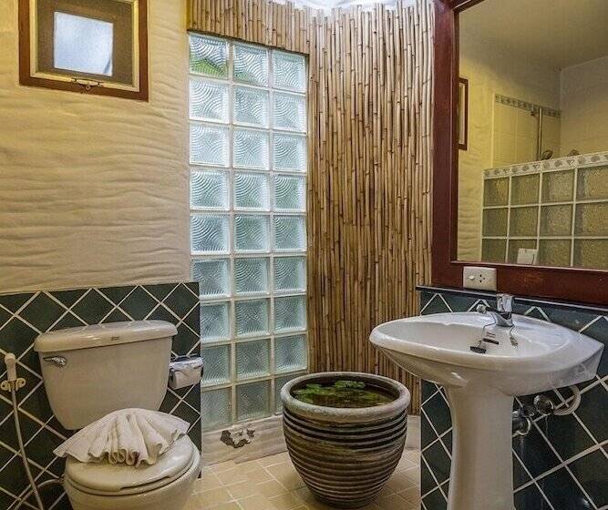 فندق Bangtao Beach Chalet Resort