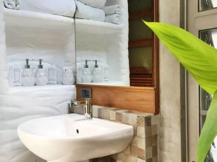 فندق Bangtao Beach Chalet Resort