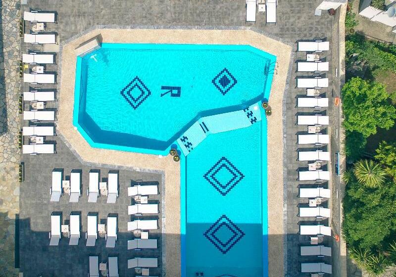 Royal Hotel And Suites