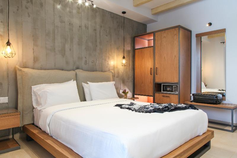 Royal Hotel And Suites