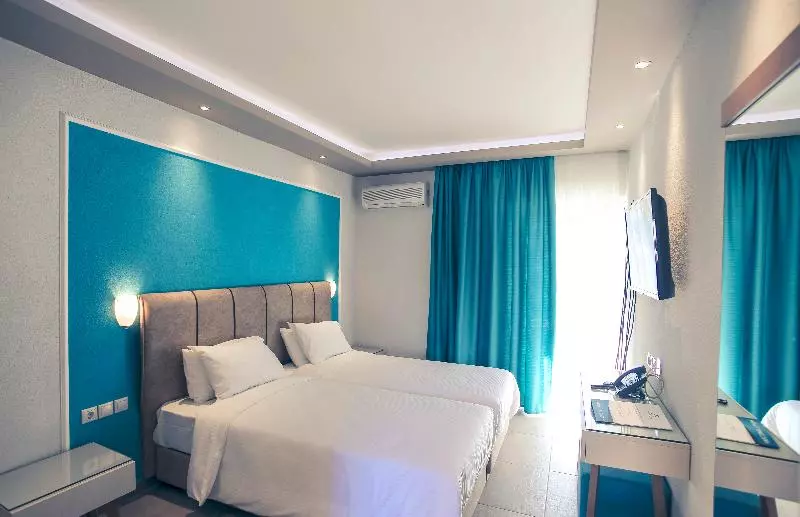 Royal Hotel And Suites