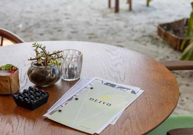 Royal Hotel And Suites