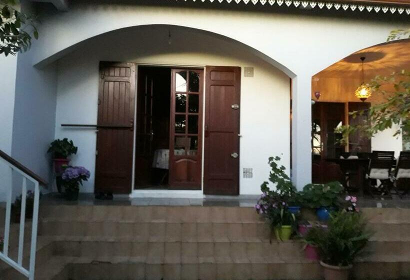 تختخواب و صبحانه Ti Kaz Indienne