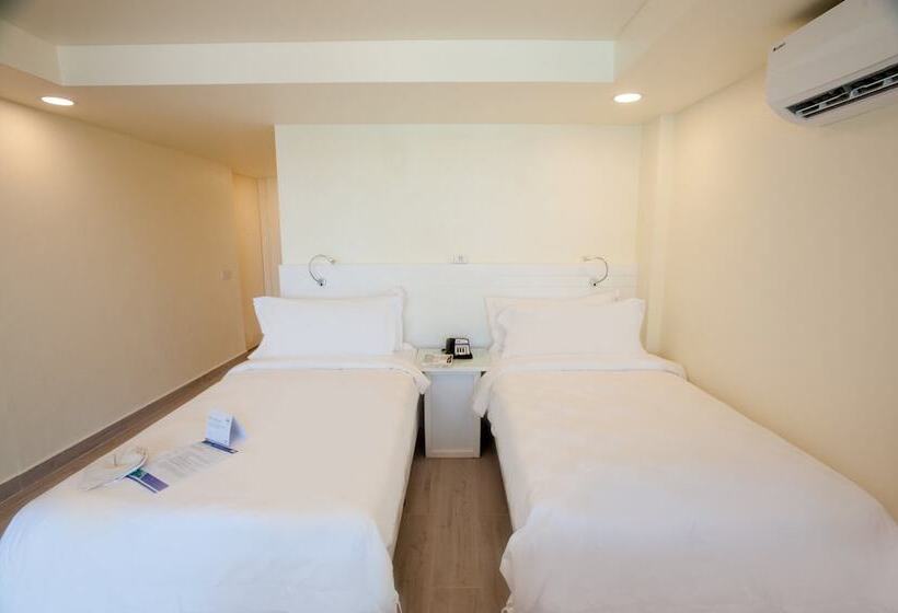 هتل Holiday Inn Resort Kandooma Maldives   Kids Stay & Eat Free And Dive Free For Certified Divers For A