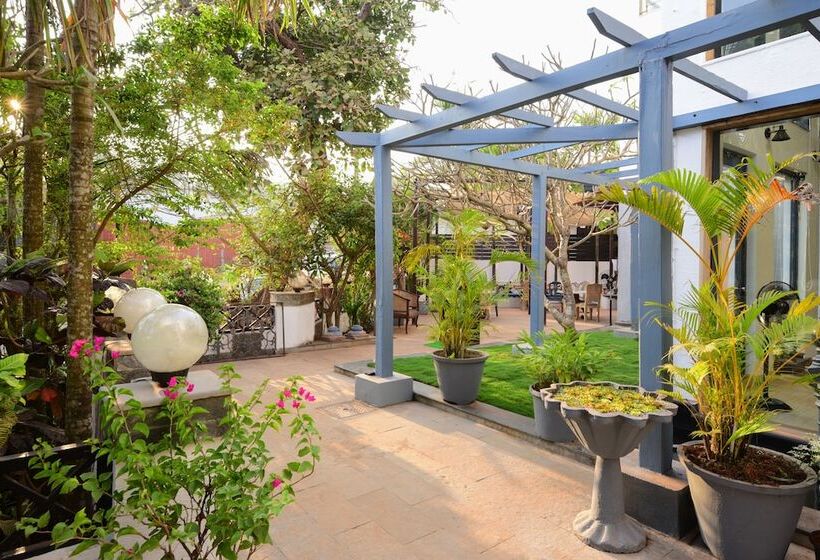 Living Room By Seasons Hotels