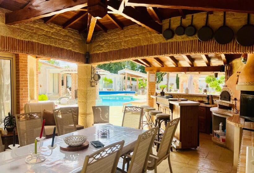 مبيت وإفطار Le Mas Des Mathes, Chambres D Hôtes, Studios